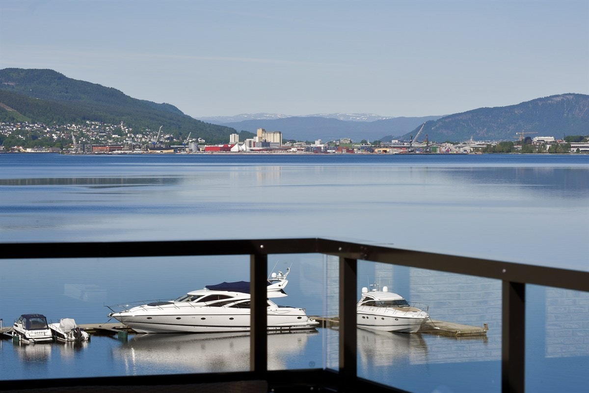 Fra terrassen kan man se ned mot bryggeområdet. Galleribilde