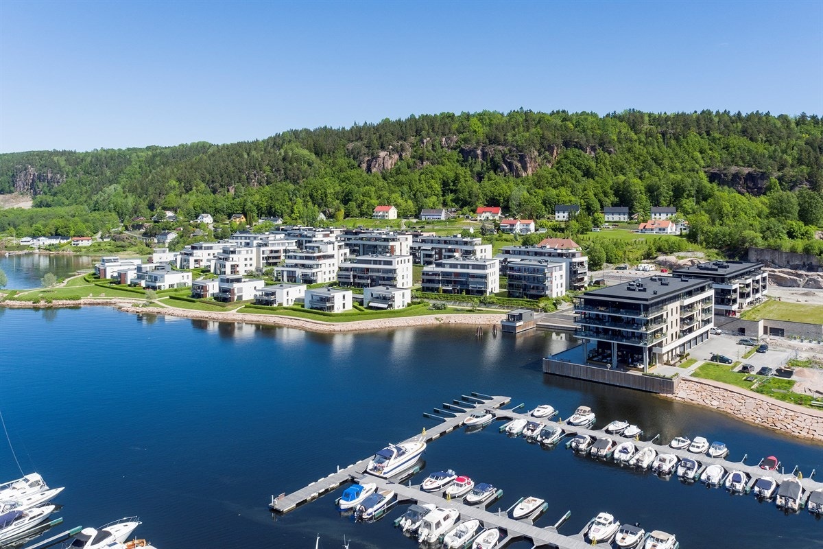 På fellesområdet er det bryggeanlegg med båtplasser som er mulig å leie. Galleribilde