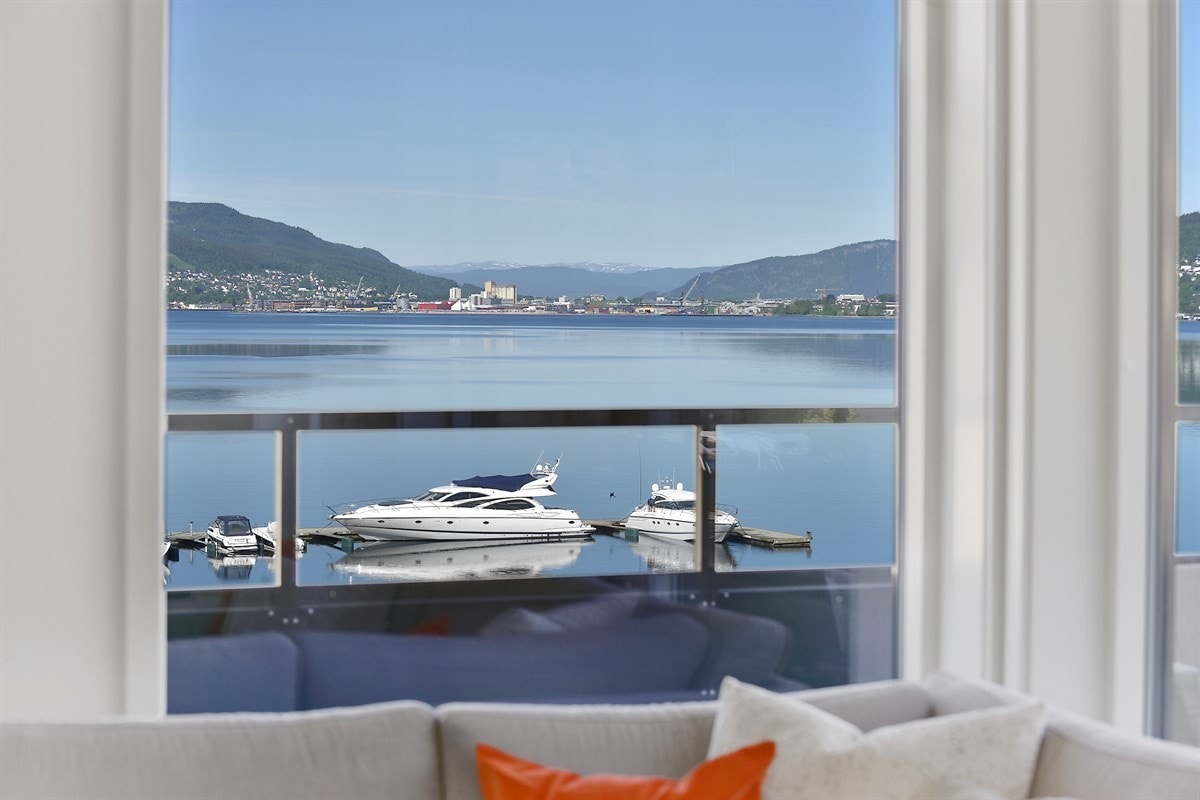 Fra leiligheten har man en ubeskrivelig utsikt mot Drammensfjorden. Galleribilde