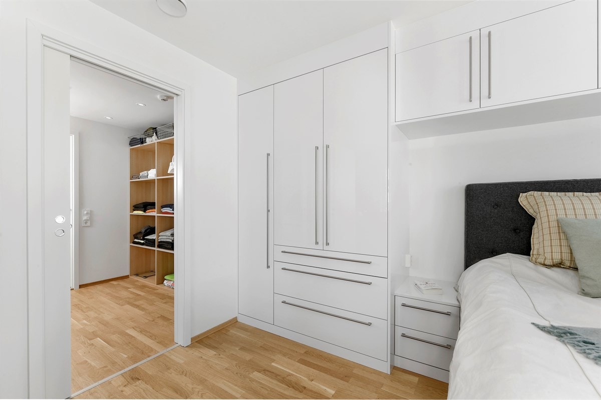 Hovedsoverommet har adkomst til en herlig walk-in closet. Galleribilde