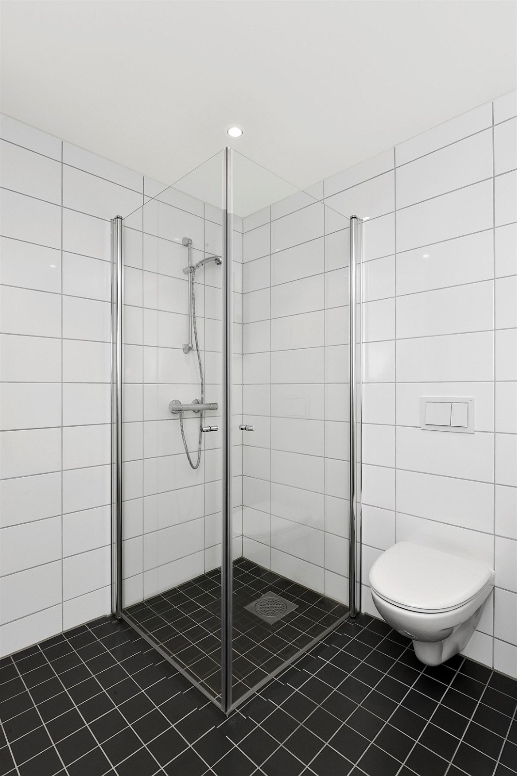 Det er downlights i himling og integrerte høyttalere. Galleribilde