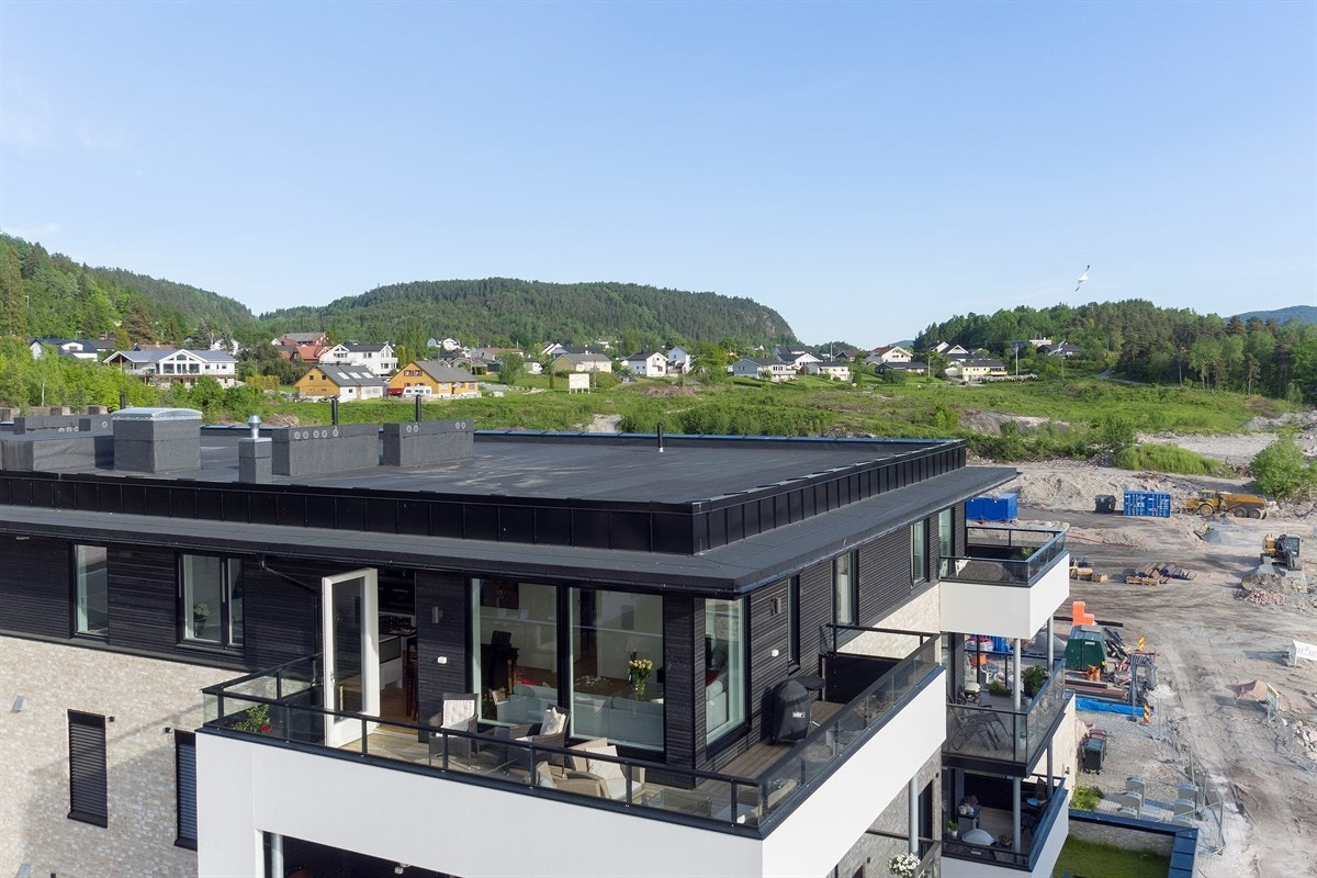 Øverste del av rekkverket er i glass slik at utsikten kan nytes til det fulle, også innenfra. Galleribilde