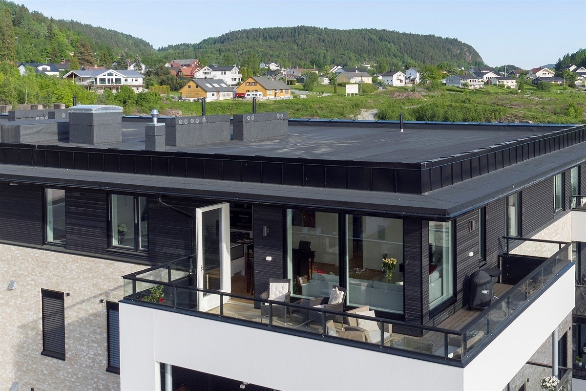 Leiligheten har en solrik, flott terrasse på 26 kvm. Galleribilde