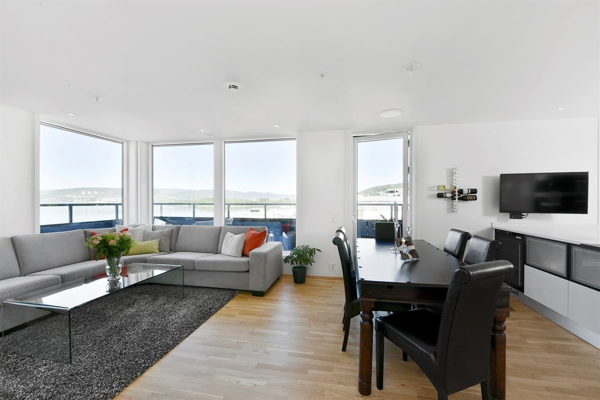 Det er parkett og vannbåren gulvvarme i både stue og kjøkken, samt downlights i himling. I tillegg er det innfelte høyttalere i himling og vegg, og det er mulighet for gasspeis. Galleribilde