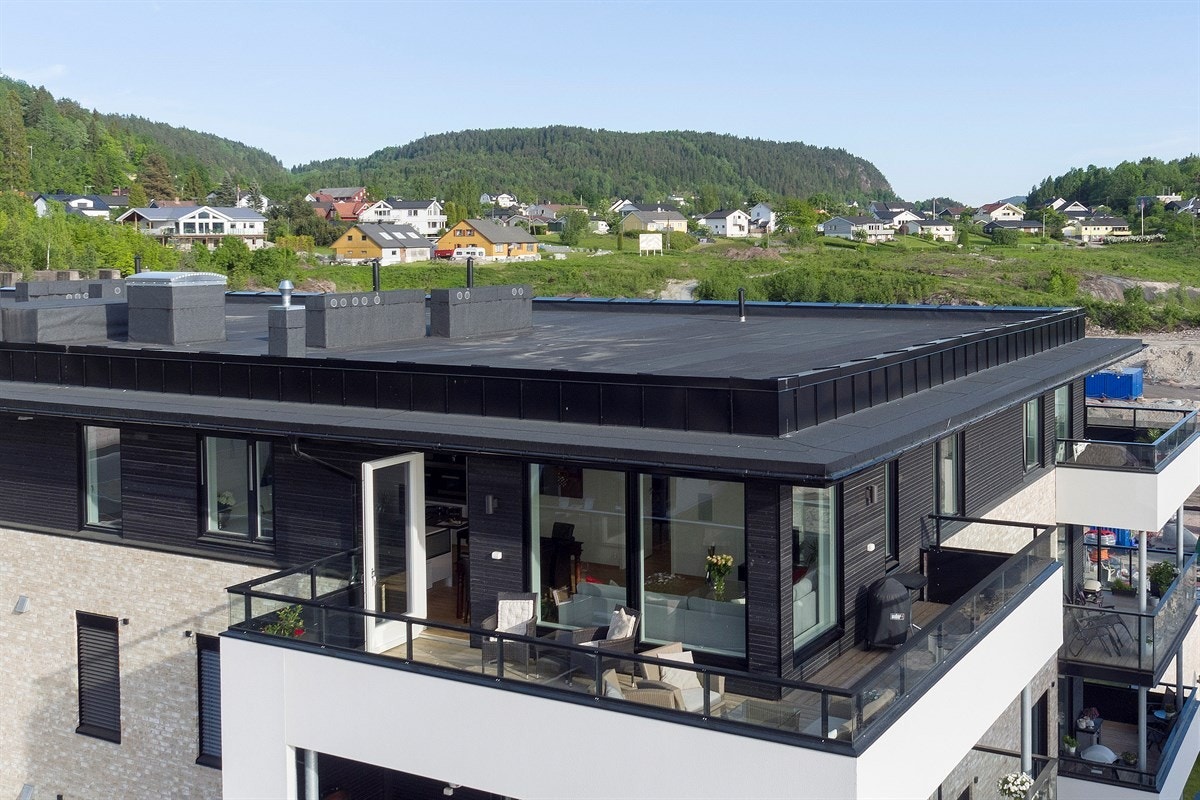 Terrassen vender mot både sør og vest og har solgang til så sent som klokken 23 midtsommers. Galleribilde