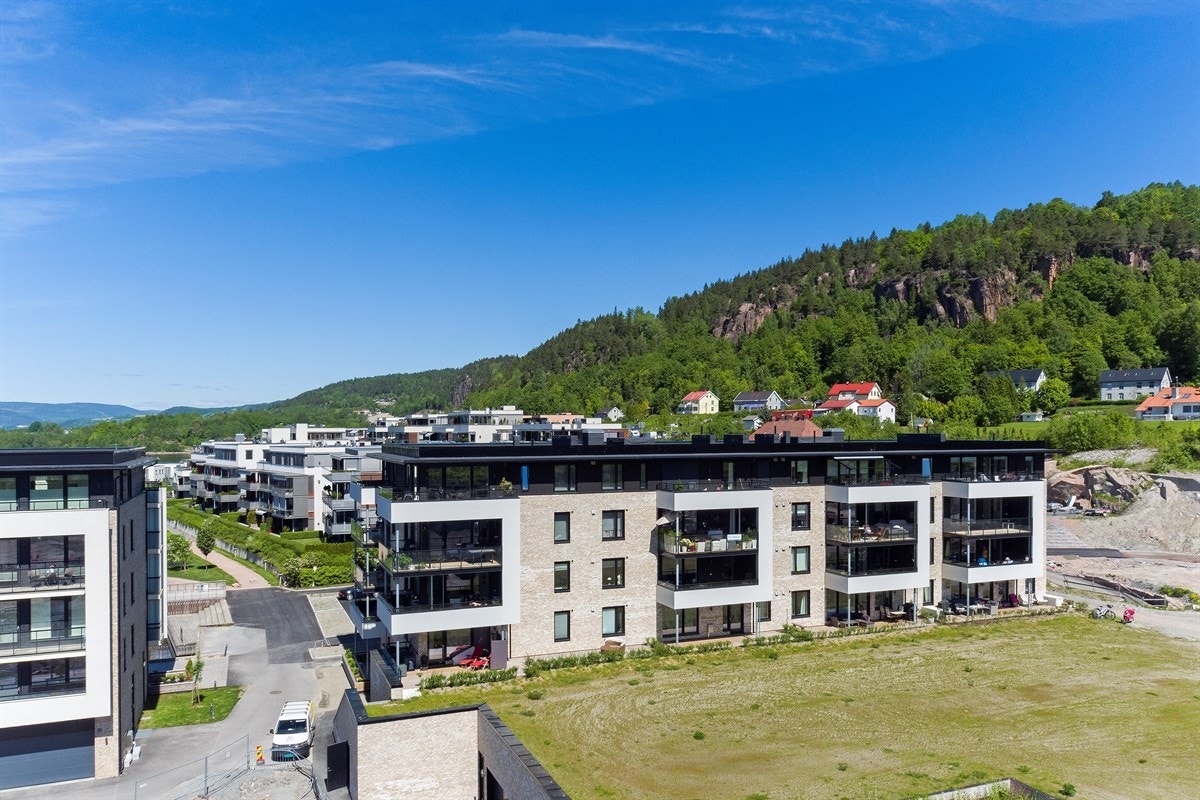 Det er kort avstand til naturskjønne Kjekstadmarka med lysløype og mekrede turstier, noe som gir gode rekreasjonsmuligheter, hele året. Galleribilde