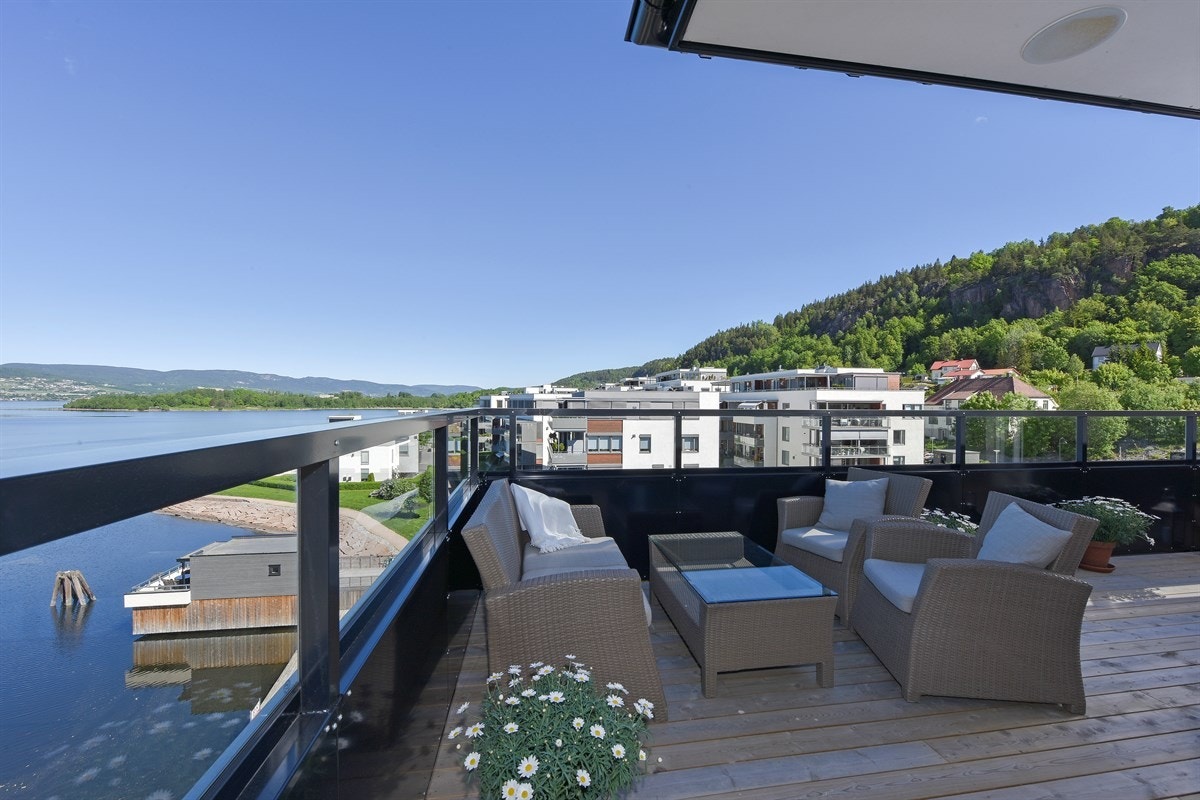 Fra stuen er det utgang til en flott terrasse hvor den fantastiske utsikten kan nytes. Galleribilde
