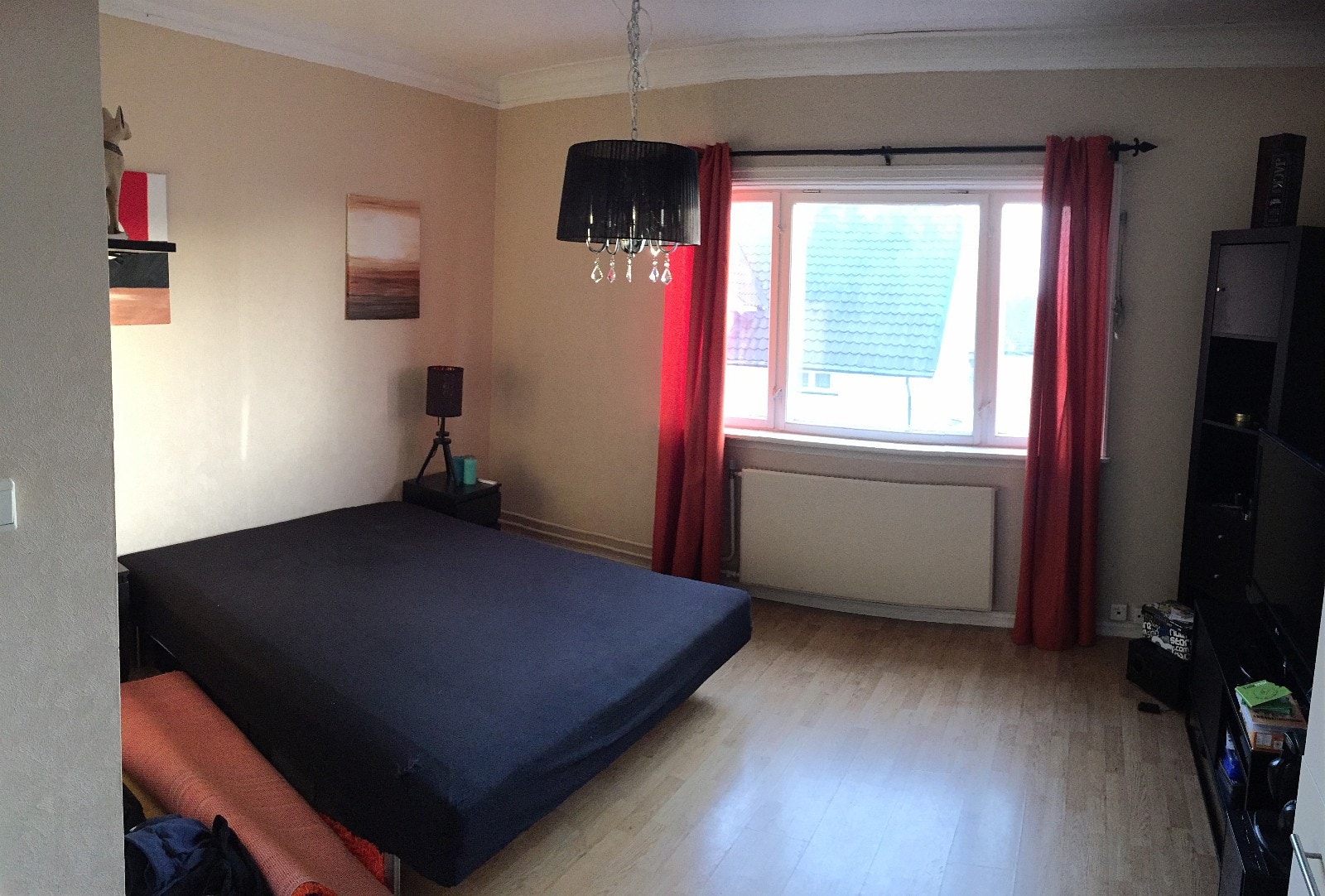 Soverom med masse skapplass, og plass til liten sofa. Galleribilde