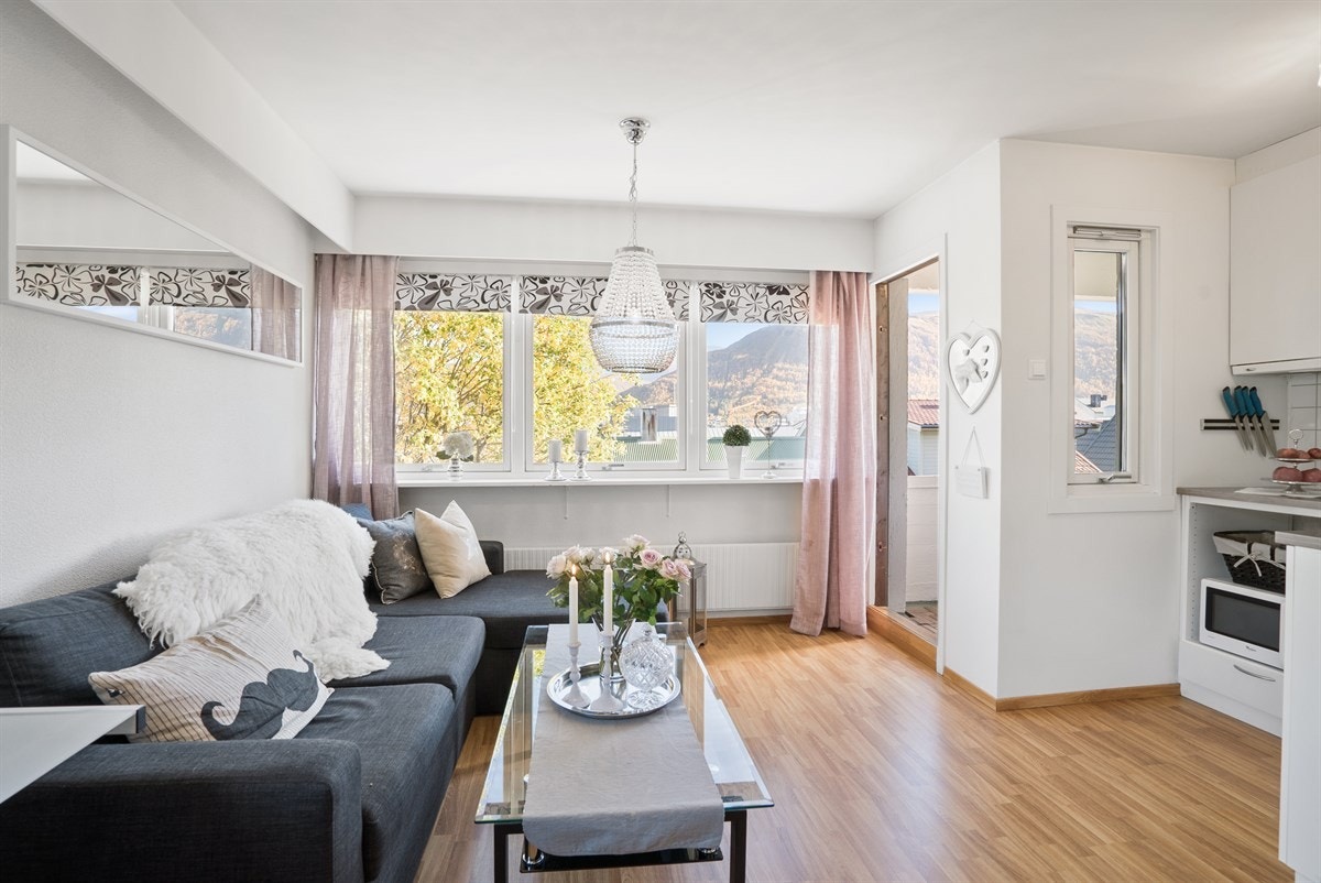 Leiligheten er lys og trivelig med store vindu i front Galleribilde