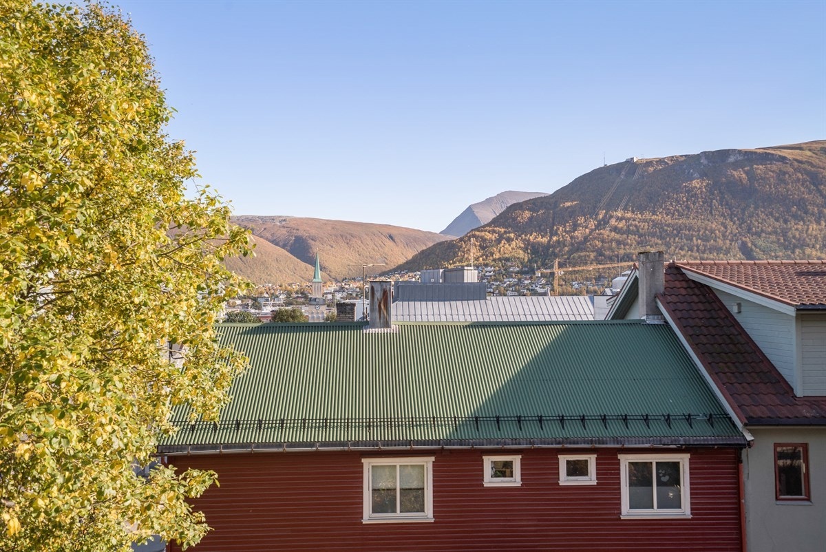 Utsikt mot Tromsdalstinden, Fløya og deler av sentrum Galleribilde