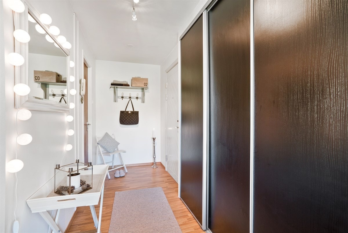 Leiligheten er innredet med skyvedørsgarderobe Galleribilde