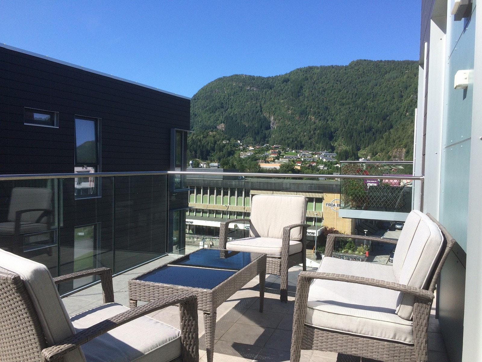 Stor solrik terrasse Galleribilde