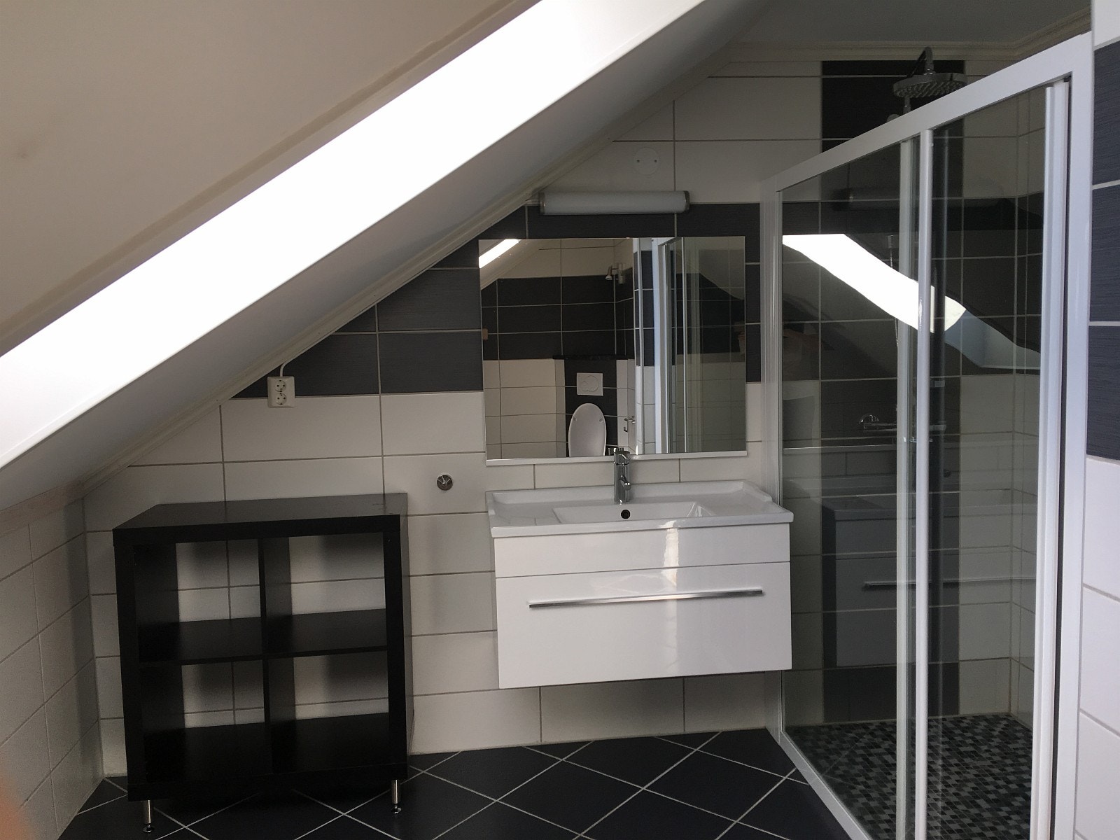 Flott bad med stor dusj og toalett Galleribilde