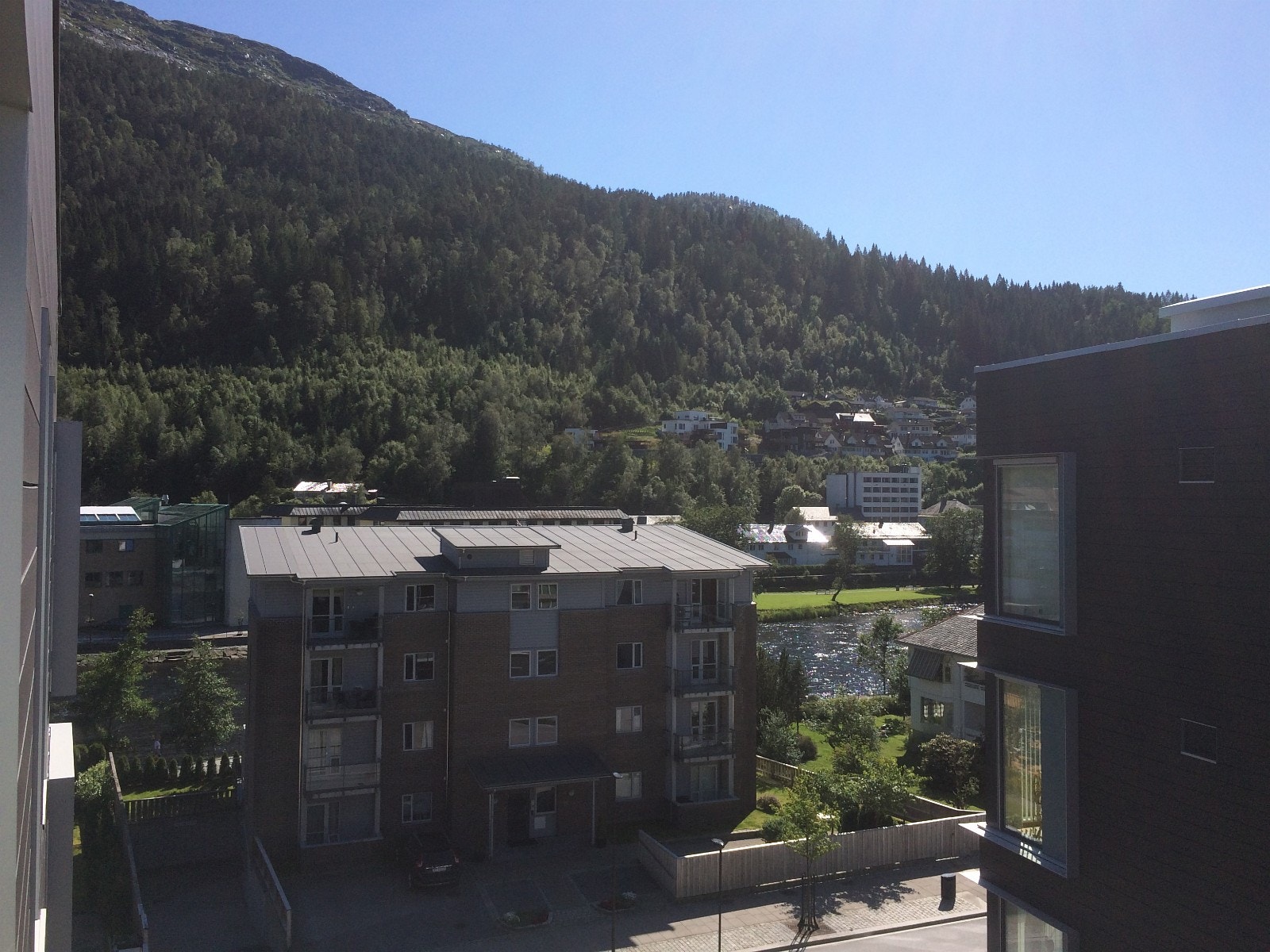 Utsikt mot elva i sør. Galleribilde