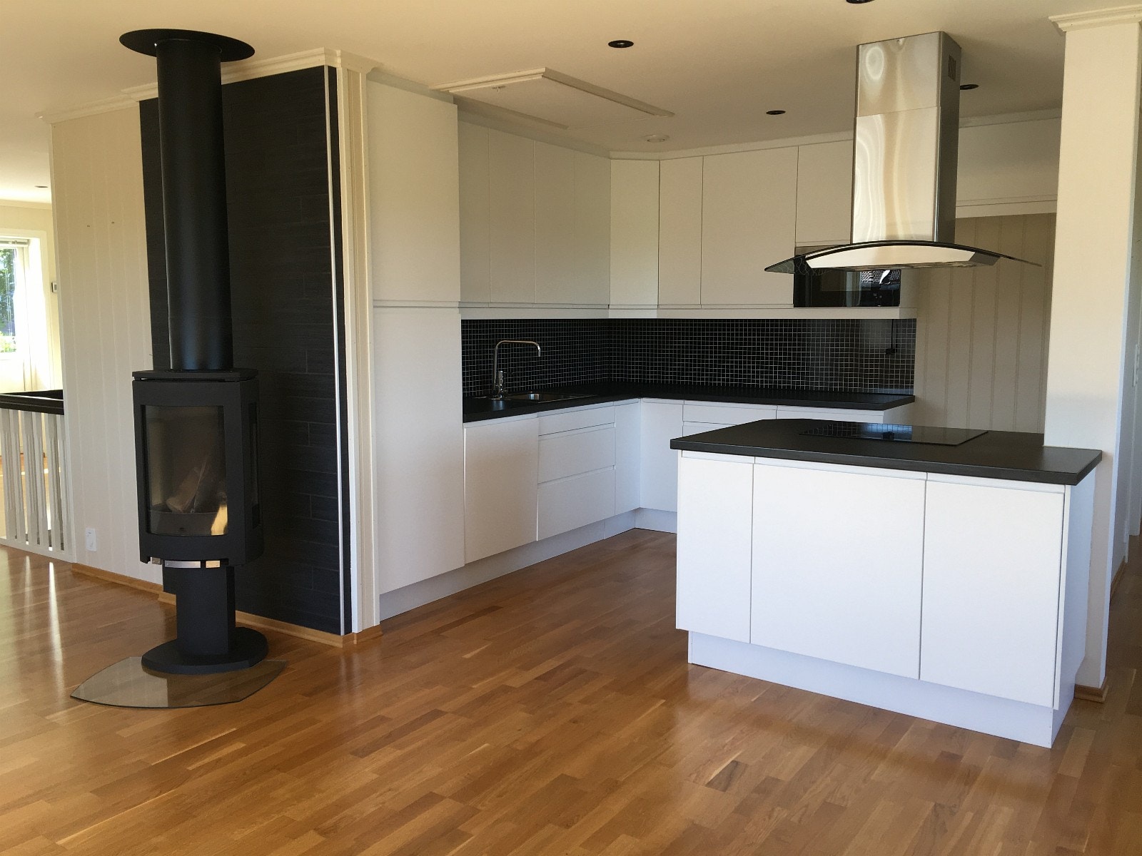 Moderne kjøkken, samt elegant peis i stue Galleribilde