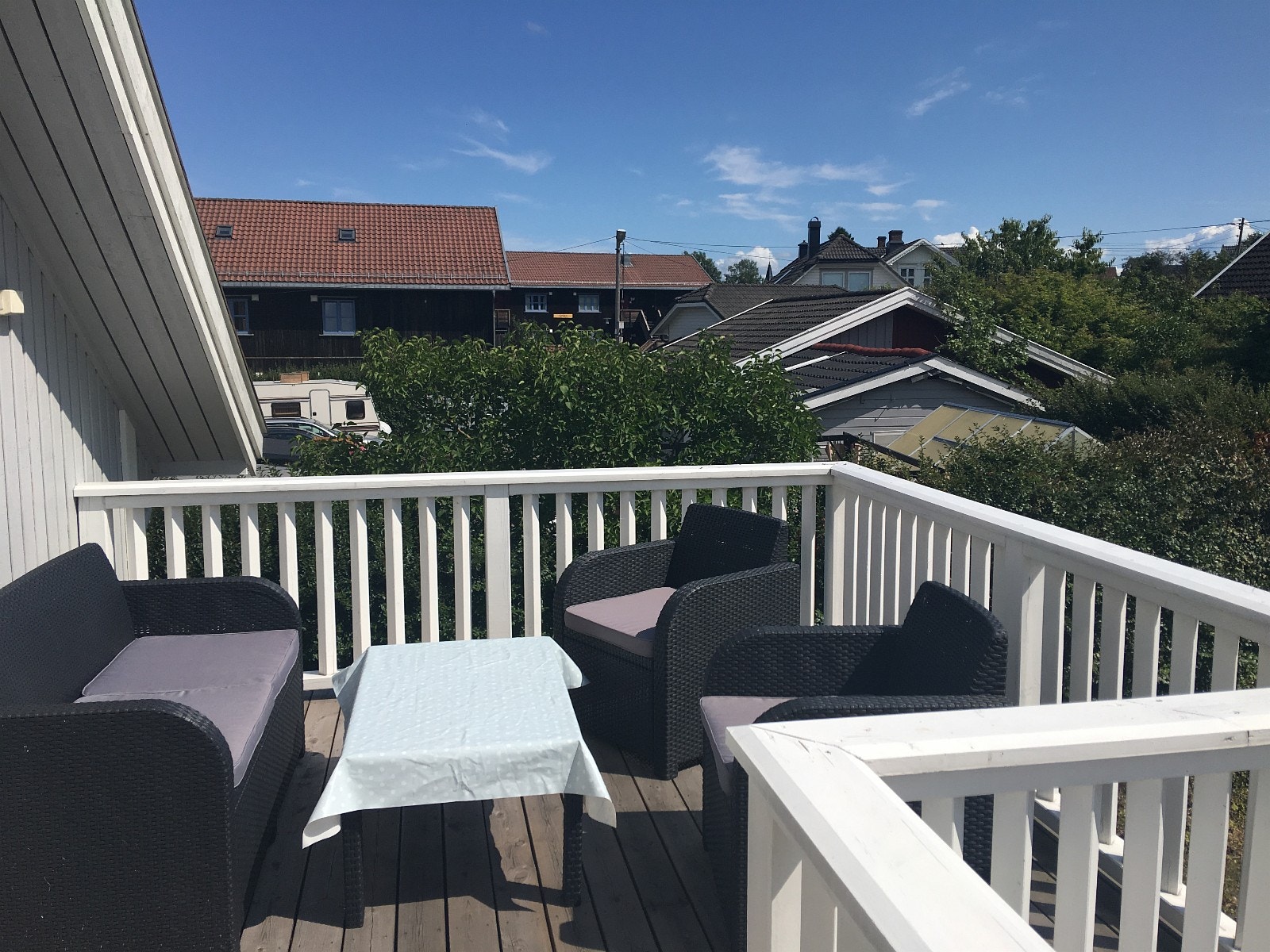 Koselig solrik veranda med møbler klare! Galleribilde