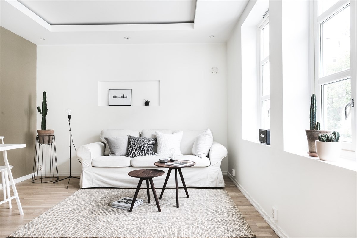 Legg merke til de store vinduene med dype vinduskarmer, samt de stilrene detaljene i både vegger og tak. Galleribilde