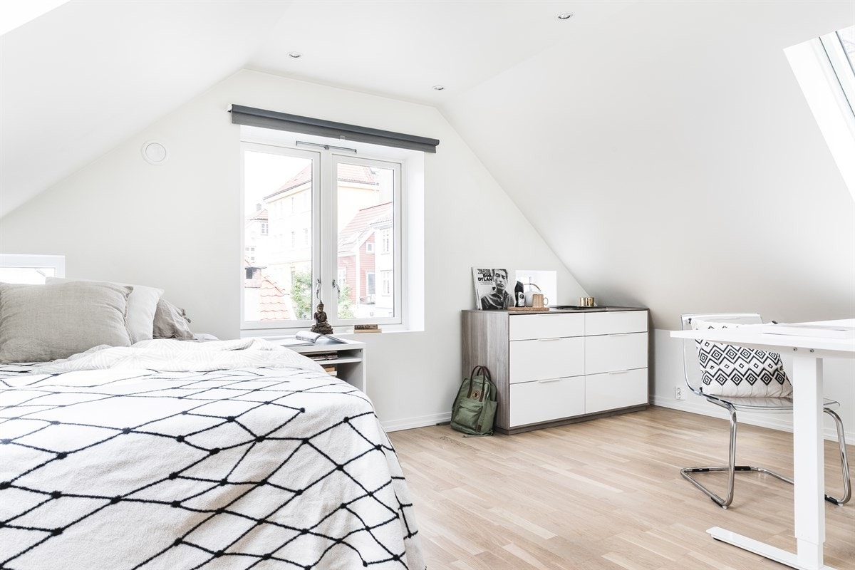 Det er god plass til både dobbeltseng, skrivebord, kommode og nattbord. Galleribilde