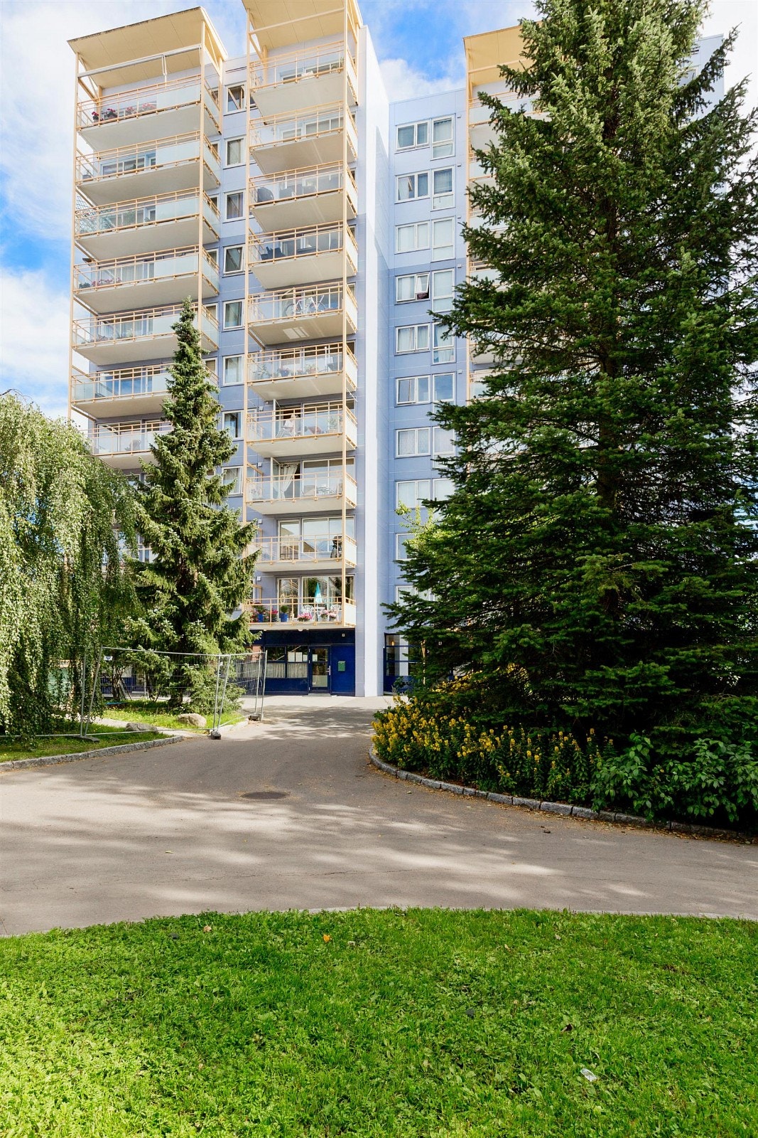 Velkommen til Hovseterveien 96. Her følger det med parkeringsplass og heis fra inngangspartiet til leiligheten i 7.etasje. Galleribilde