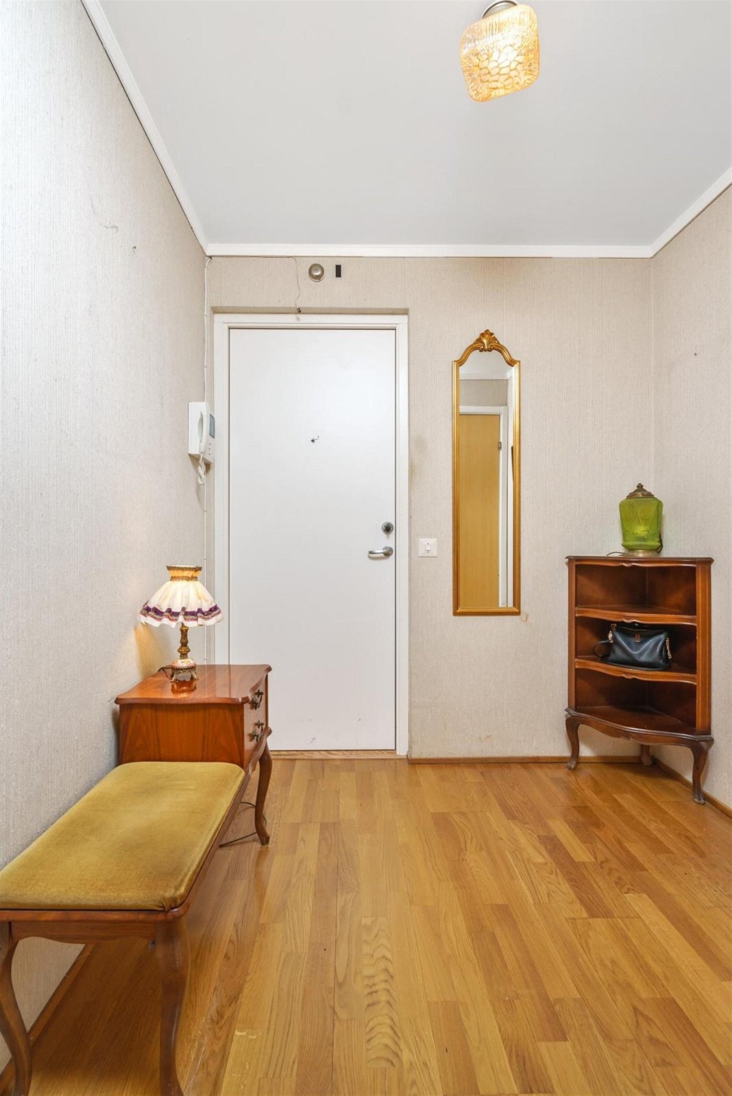 Velkommen inn til 7.etasje på hovseterveien 96. Entre med inngang til innvendig bod/garderobe. Galleribilde