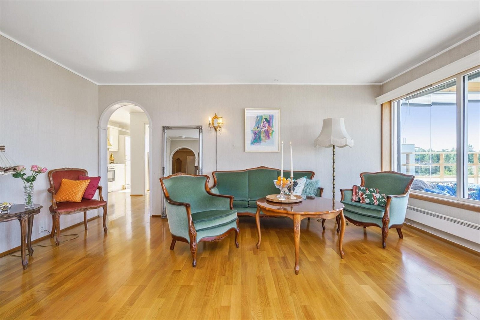 Lys og romslig stue. Galleribilde