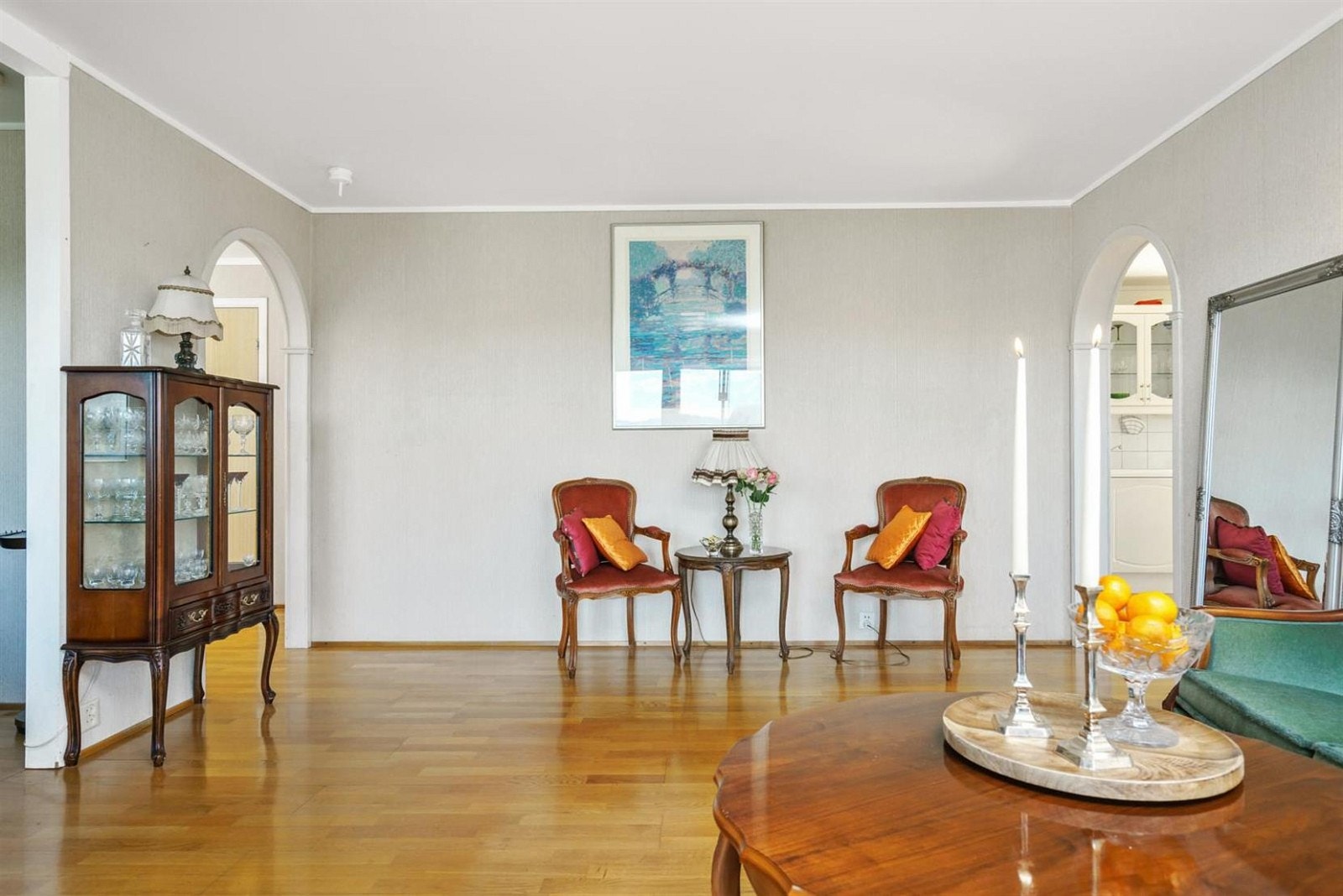 Romslig stue med inngang til kjøkken. Bak de røde stolene er bad, for eventuellt flytte ut kjøkken til stuen. Galleribilde