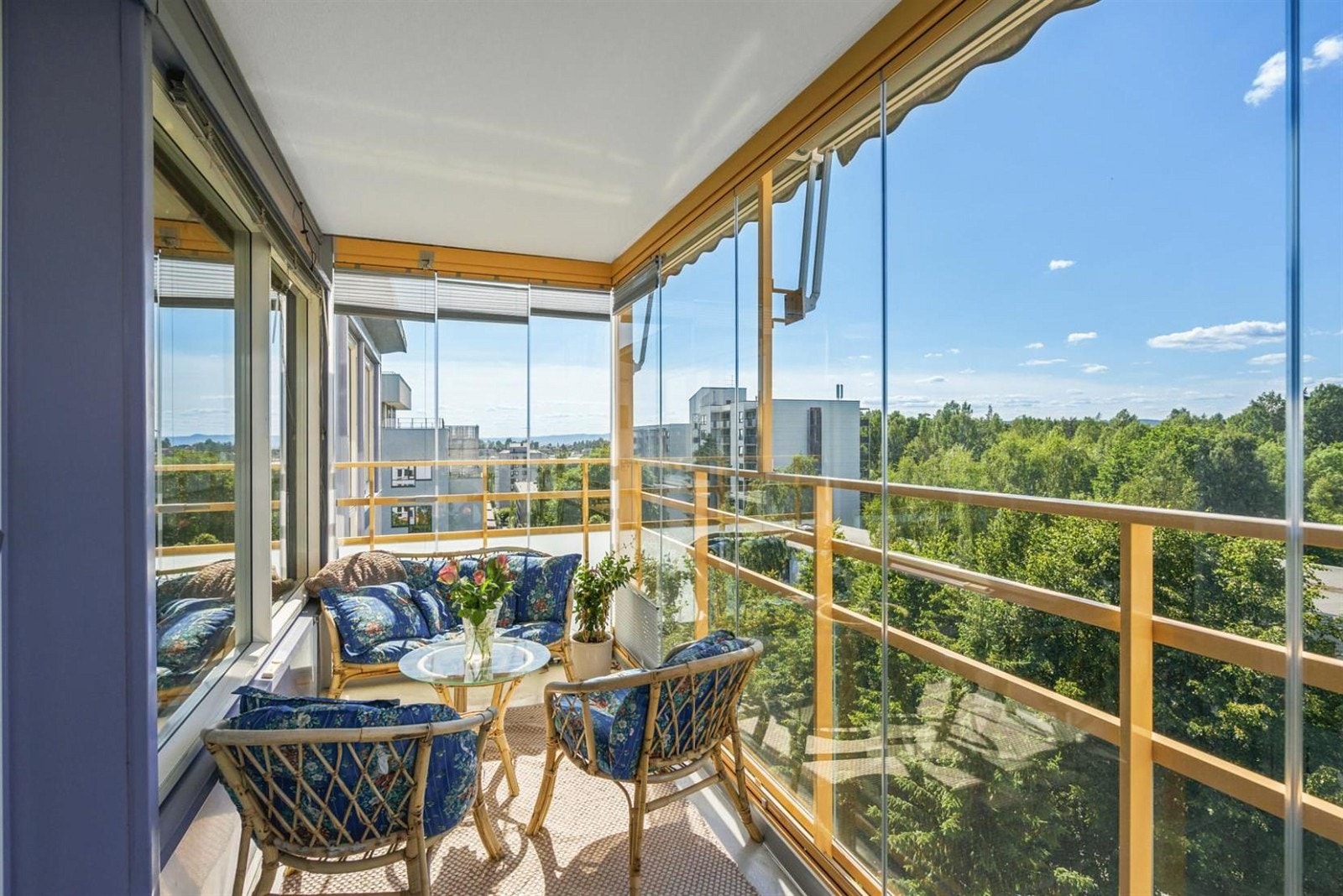 Vestvendt balkong med glassvinduer som går at åpne. Elektrisk markise samt plissegardiner på 4 vinduer. Galleribilde