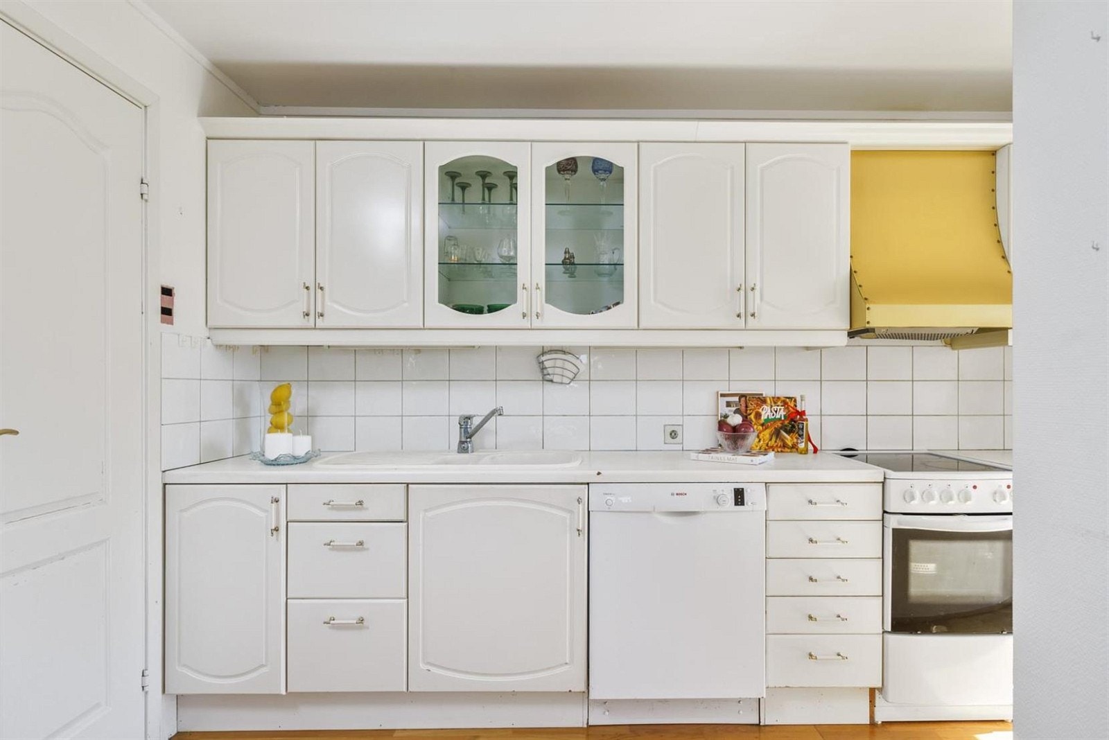 Kjøkken med god skapplass. Det er inngang til bad/wc/vaskerom fra både kjøkken og entre. Galleribilde