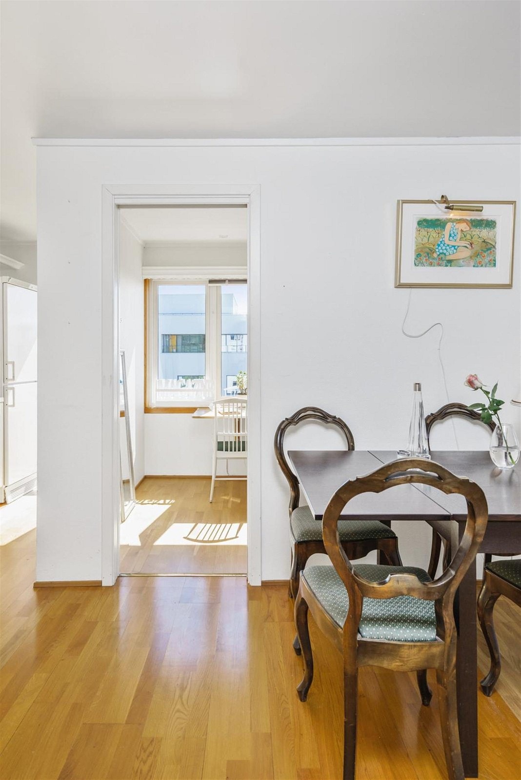 Det er inngang fra kjøken til begge soverommene. Fin plass til spisebord. Galleribilde