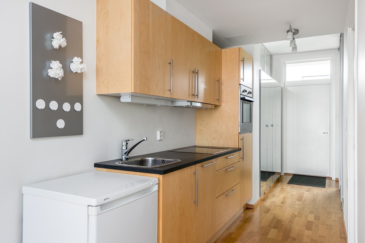 Her har du selvfølgelig alt av integrerte hvitevarer som blant annet stekeovn i god arbeidshøyde, platetopp, kjøleskap og oppvaskmaskin Galleribilde