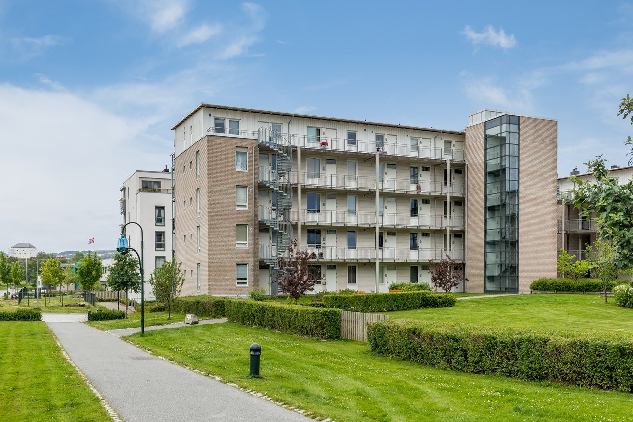 Skulle du ha mange gjester og barn på besøk en solskinnsdag, kan du benytte deg av den koselige lekeplassen med flere sittegruppe alle beboerne i sameiet disponerer Galleribilde