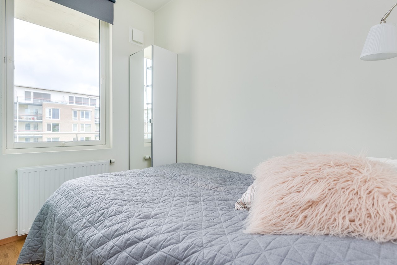 Soverommet er adskilt med en praktisk skyvedør i frostetglass - smart og effektivt! Galleribilde