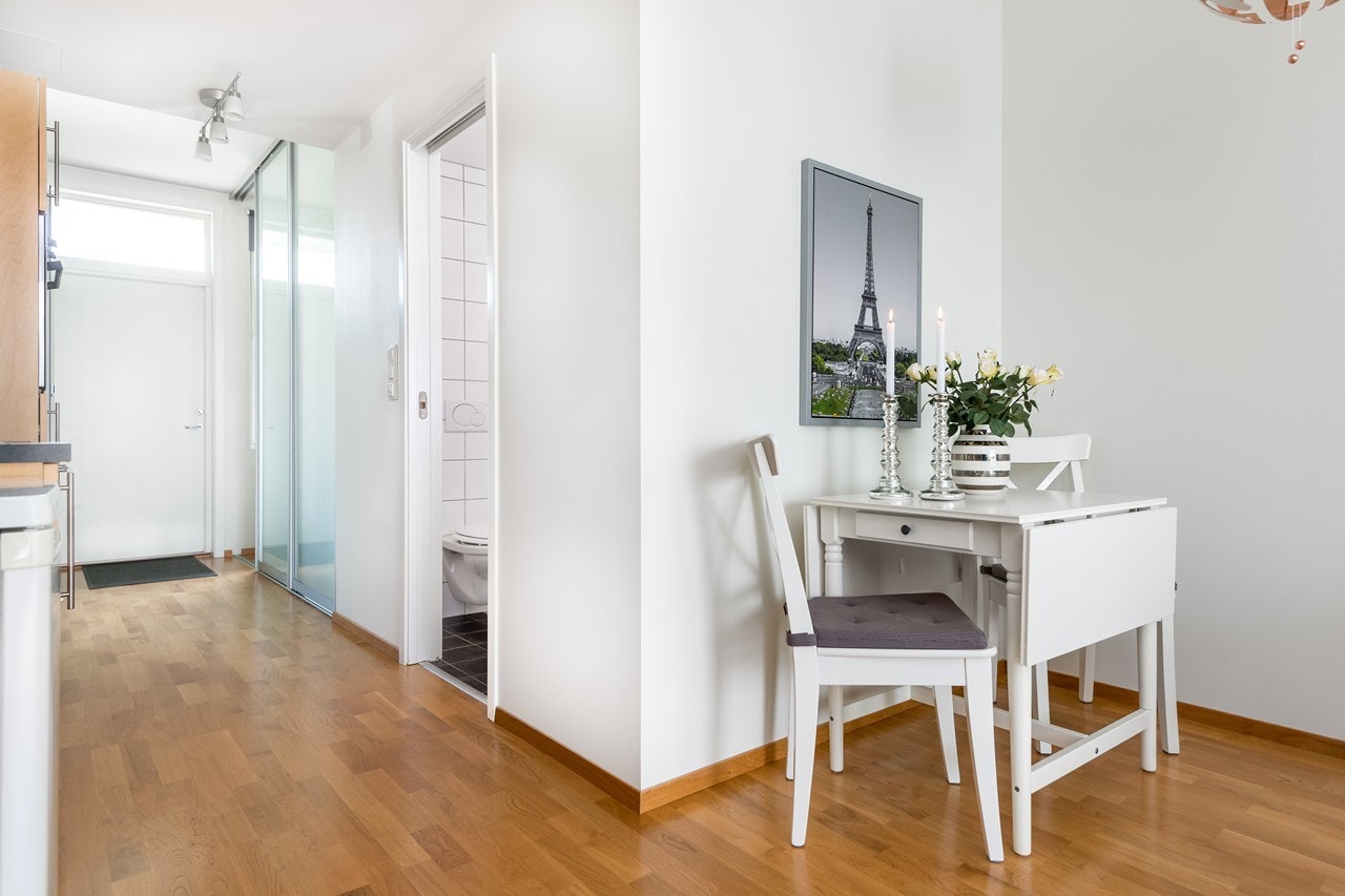 Med god plass for spisebord i direkte tilknytning til kjøkkenet er det lettvint og dekke på og anrette både til seg selv og til gjester Galleribilde