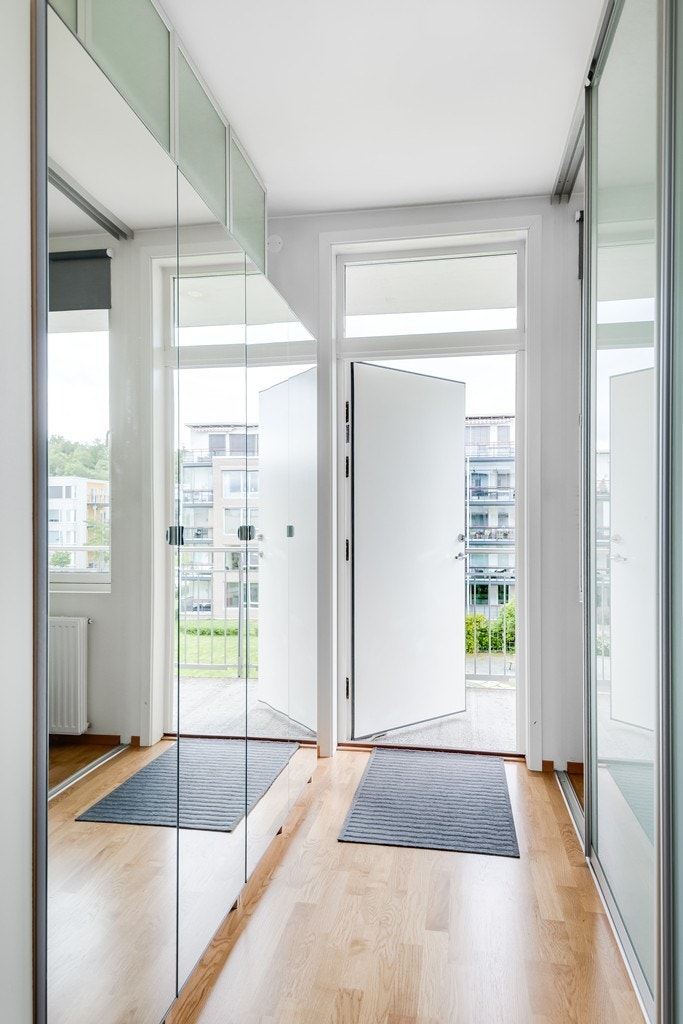 Leilighetens entré innehar en romslig garderobeløsning, med rikelig med oppbevaringsplass. Vinduet over inngangsdøren sikrer i tillegg rikelig med lysinnslipp også i entreen Galleribilde