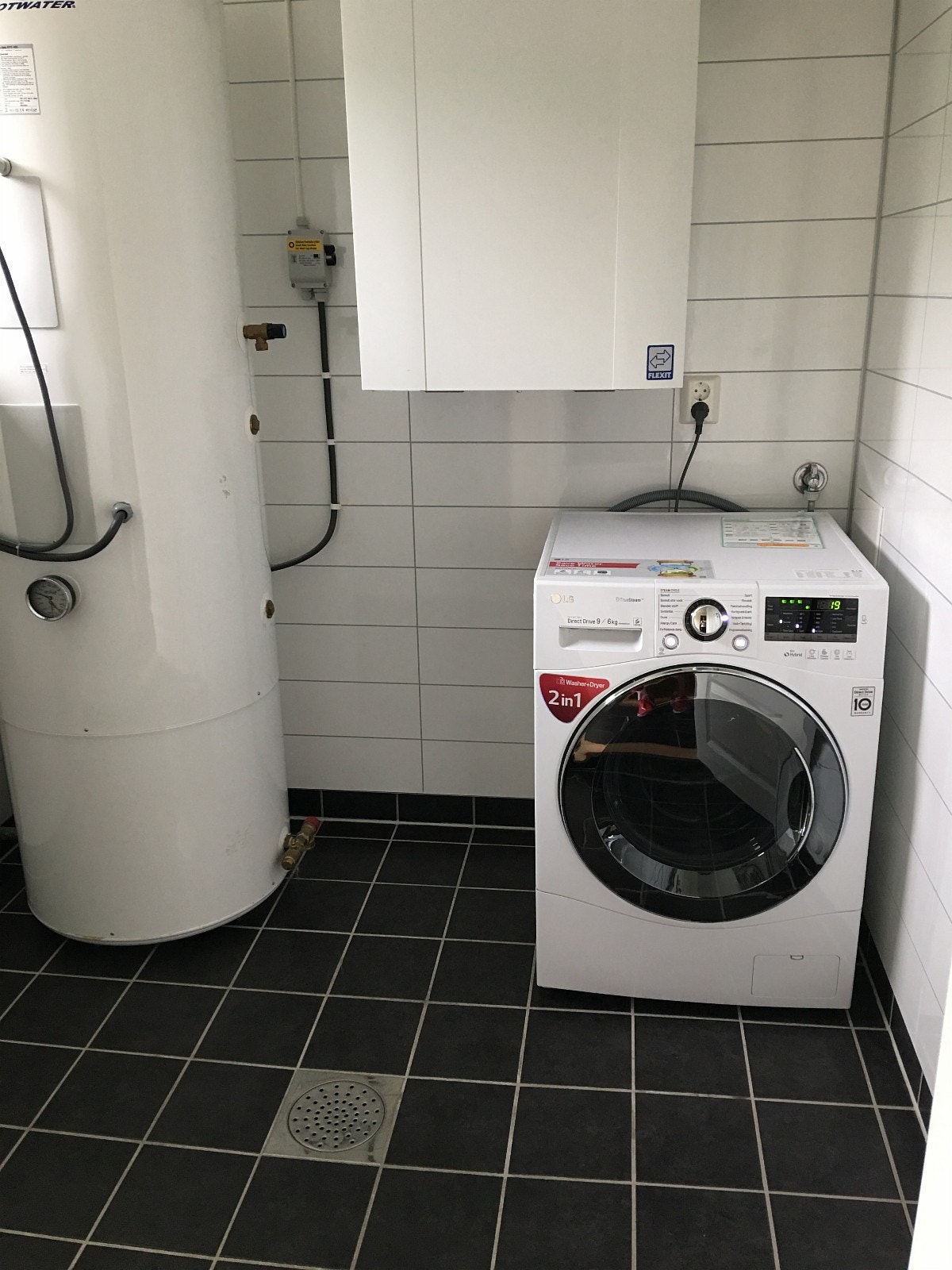 Vaskemaskin med tørketrommel på vaskerommet Galleribilde