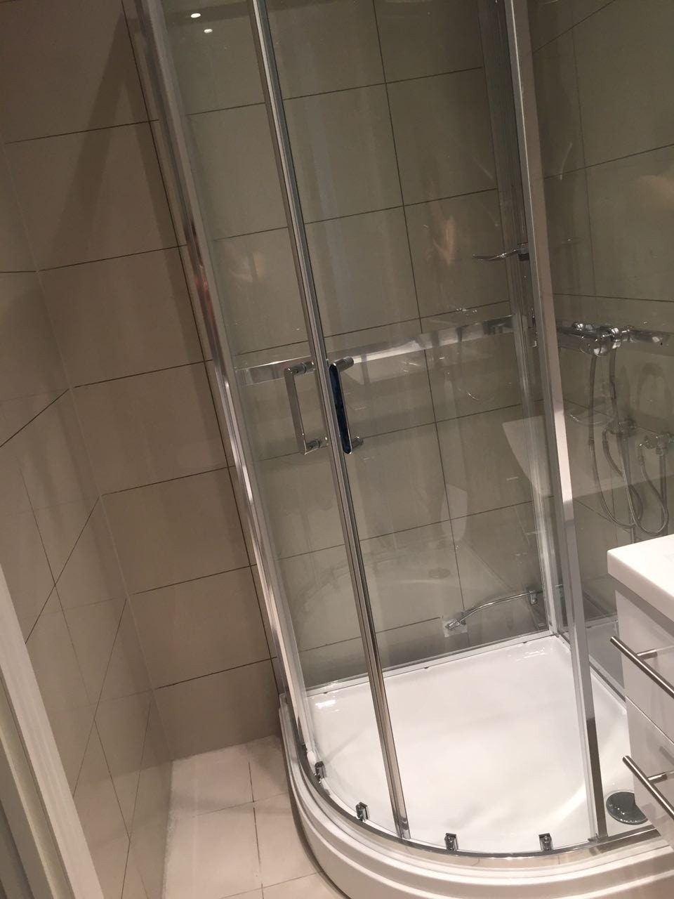 Bad med dusjkabinett Galleribilde