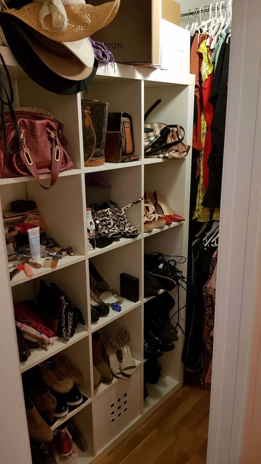 Walk-in closet (møbler inkl) Galleribilde