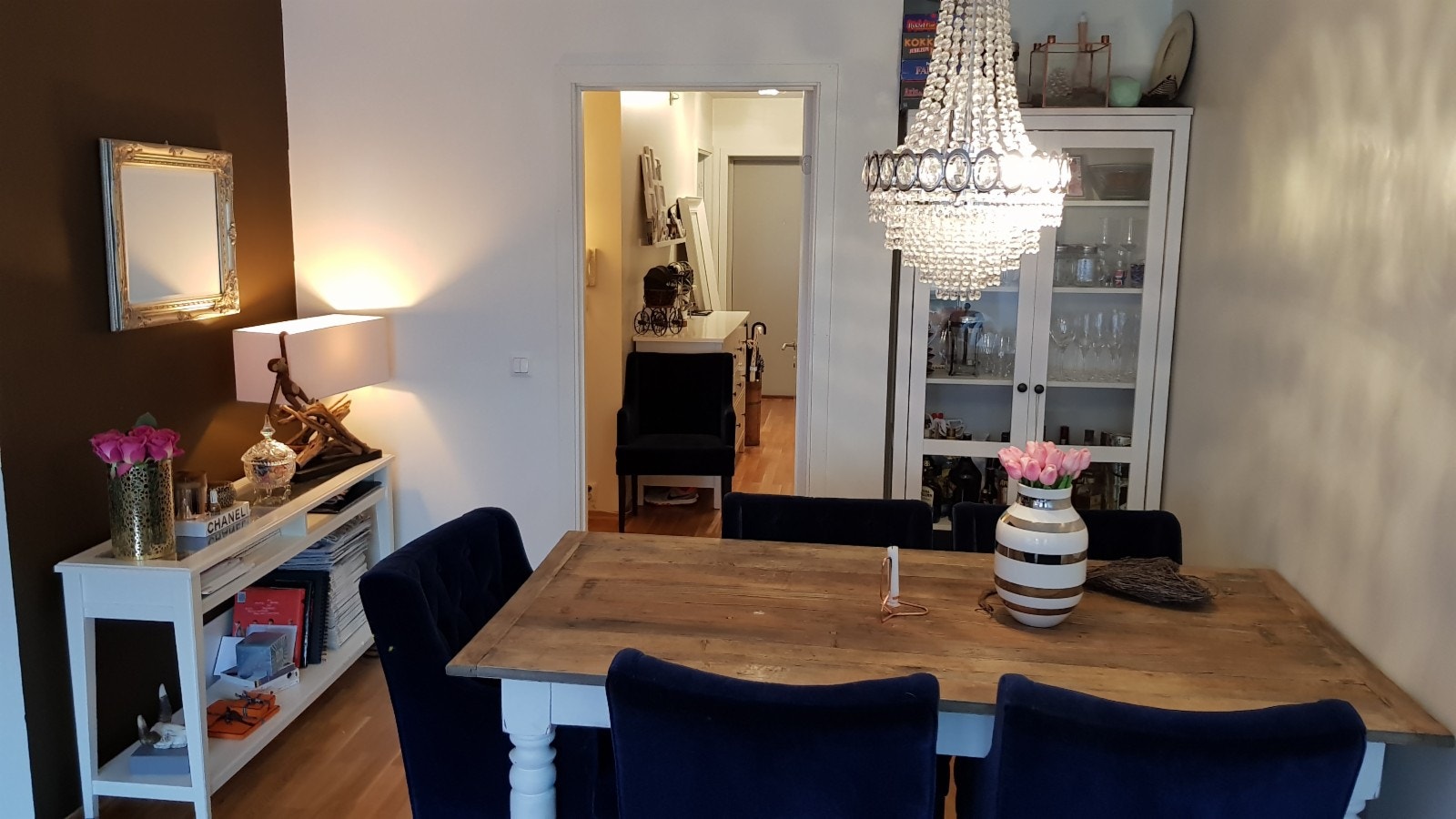 Spisestue mot inngangsparti Galleribilde