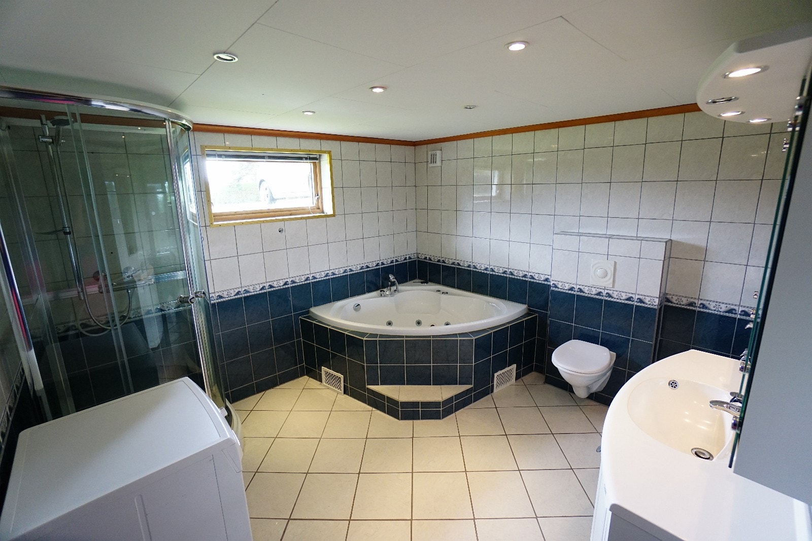 Stort bad med boblebad Galleribilde