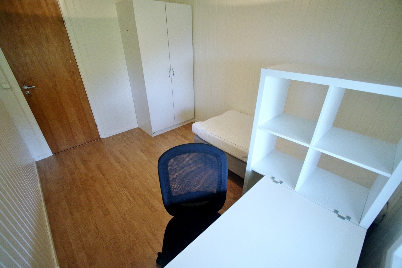 Rom 2, cirka 10 m2. 90 cm seng. Leie kr 4.500 per måned, alt inkludert. Ledig nå. Galleribilde