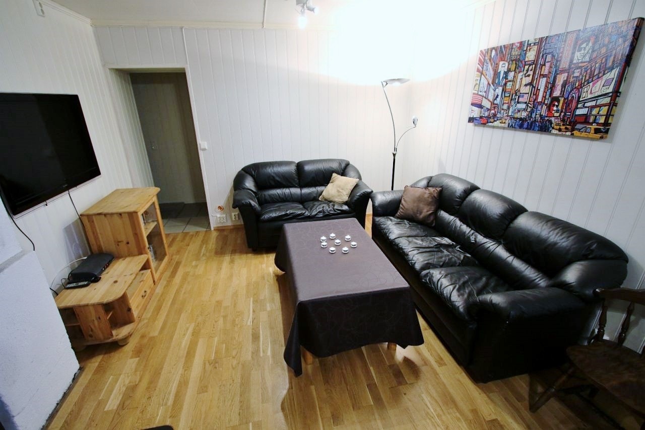 Felles stue med 46 tommers tv og Altibox-dekoder Galleribilde