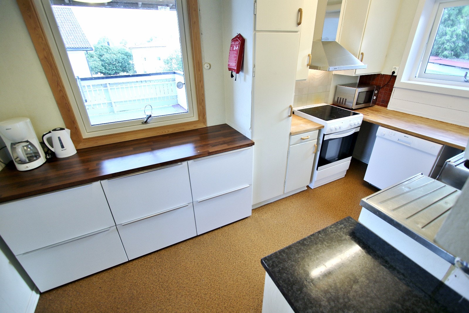 Felles kjøkken med god kjøle- og fryseplass (3 store kjøleskap + stor og liten fryseboks) Galleribilde