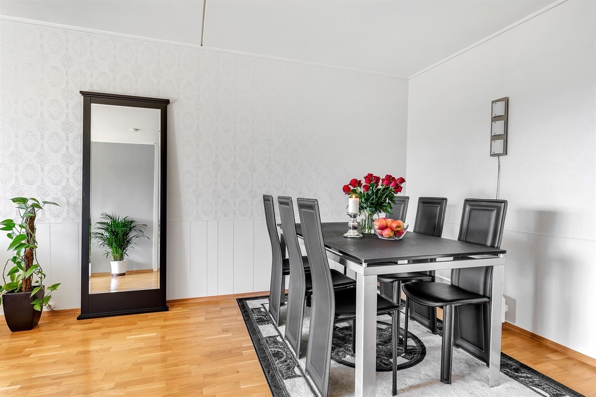I stuen er det god plass til egen spisestueavdeling Galleribilde