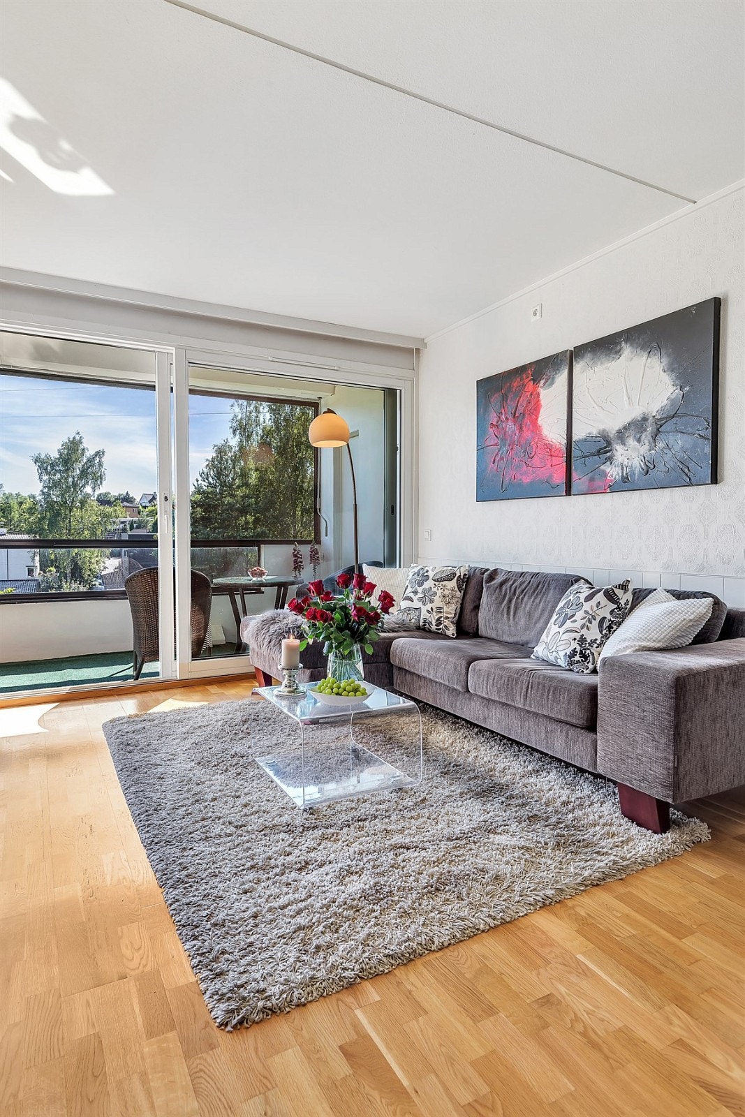 Den gode størrelsen på stuen, samt den praktiske utformingen gjør at den enkelt kan møbleres med sofa, tv-møblement og spisebord Galleribilde