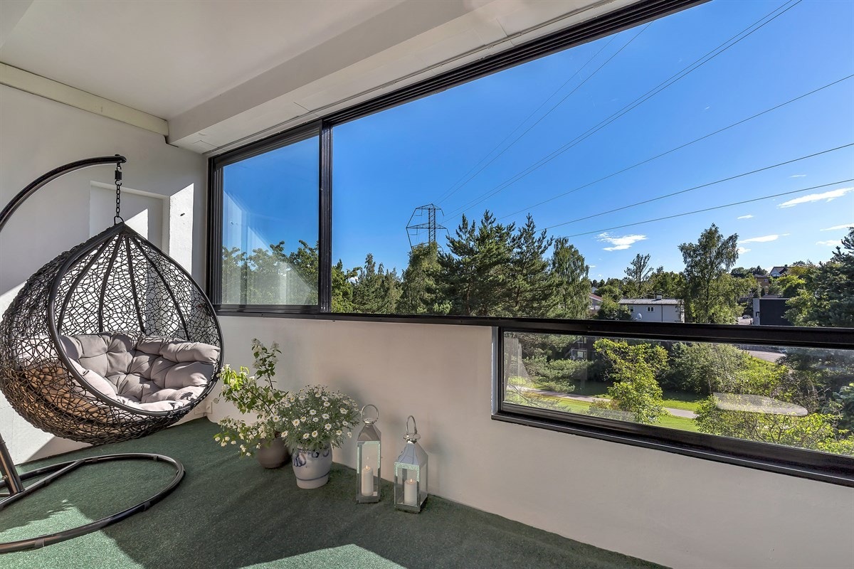 God plass til utemøbler på balkong Galleribilde