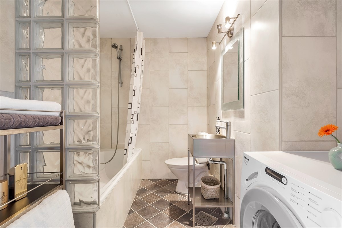 Flislagt bad fra 2006 med behagelige varmekabler i gulv Galleribilde