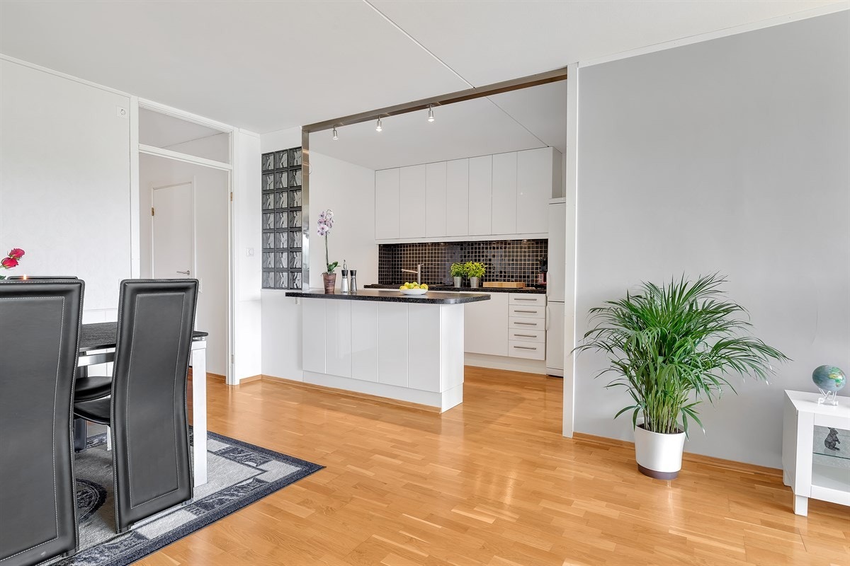 En praktisk kjøkkenøy som gjør det mulig å lage mat uten å stå med ryggen til rommet, hvilket er flott for sosiale settinger og sammenkomster Galleribilde