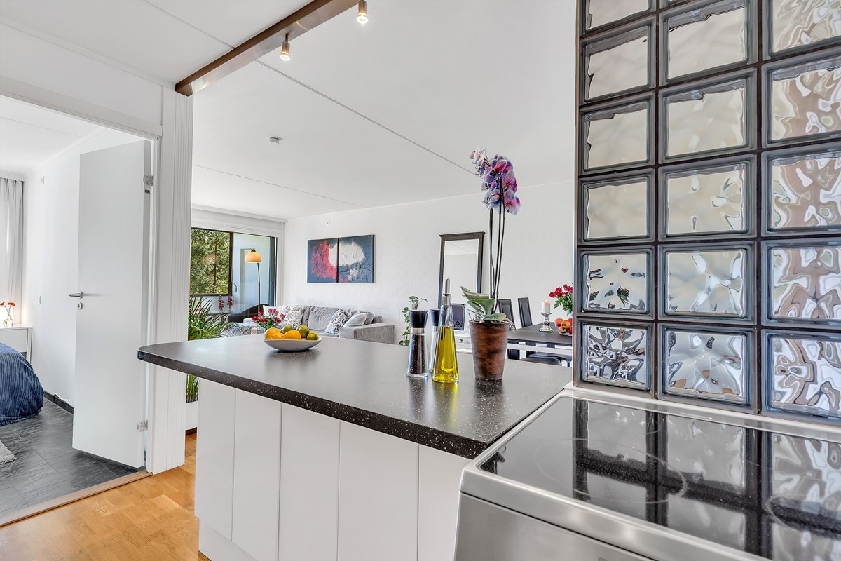 Det er frittstående hvitevarer med opplegg for kjøl/fryseskap, komfyr og oppvaskmaskin med montert aquastop Galleribilde