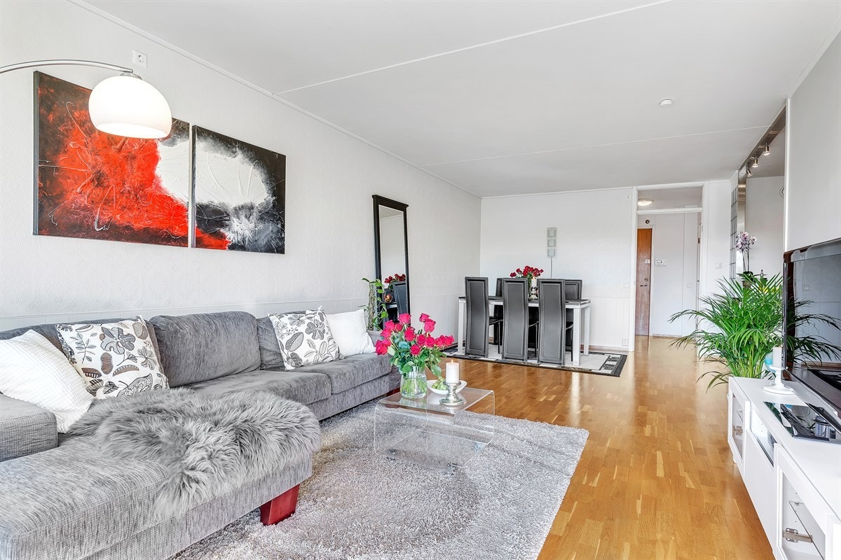 I stuen er det god plass til sofagruppe og spisebord Galleribilde