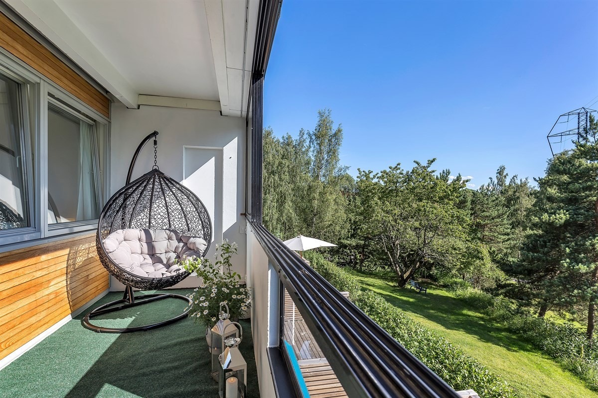 Innglasset og solrik balkong på 10,3 kvm Galleribilde